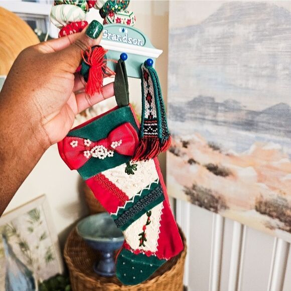 VTG Set Of 3 Patchwork Fabric Wreath, Antique Xmas Mini Stocking & Hallmark 2004 - Picture 2 of 10